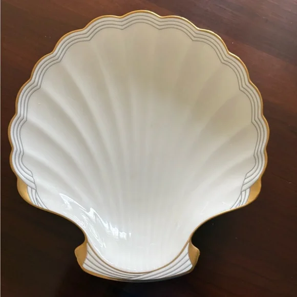 Noritake Golden Cove china. Elegant Shell Shaped Dish with Gold Accents - Picture 5 of 5